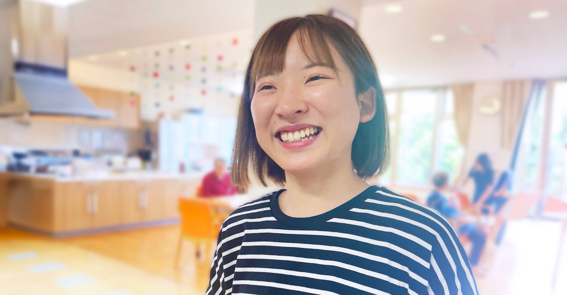 笑顔になっている女性の画像